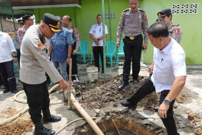 permudah_jamaah_dapatkan_air_bersih_polres_siantar_bangun_sumur_bor_di_masjid_al_hidayah_pondok_tengah
