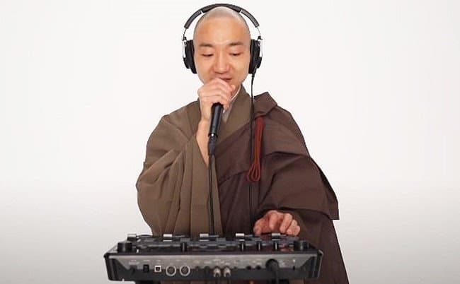 perpaduan_musik_beatboxing_dan_sutra_penjangkauan_melalui_musik_oleh_biksu_muda_jepang