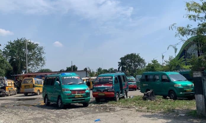 persaingan_transportasi_bikin_sopir_angkot_di_medan_mengeluh