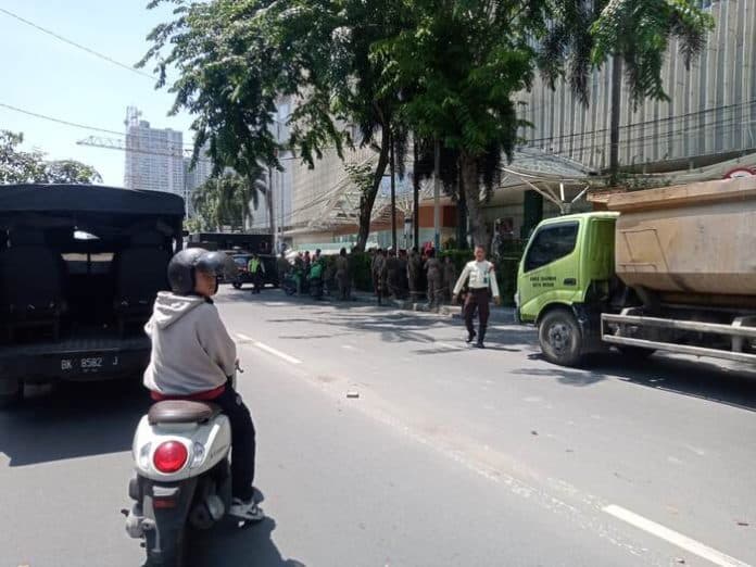 persiapan_merobohkan_alat_berat_disiagakan_di_depan_mall_centre_point