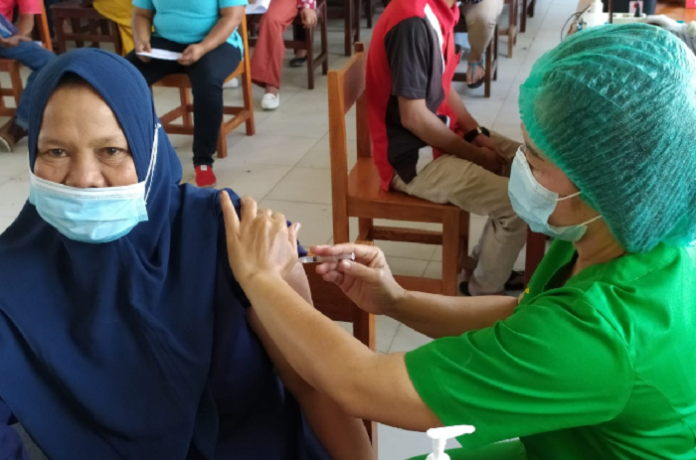 persiapan_ptm_2390_guru_dan_tendik_siantar_divaksinasi_massal