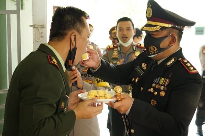 persiapan_upacara_virtual_kapolres_simalungun_beri_surprise_diacara_ulang_tahun_tni_ke_75