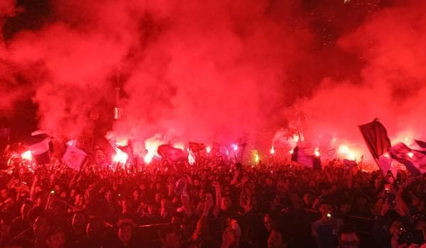 persib_juarai_liga_1_bandung_jadi_lautan_flare