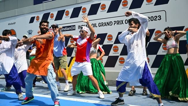 persoalan_visa_tuntas_sejumlah_rider_motogp_joget_india_dan_bermain_kriket