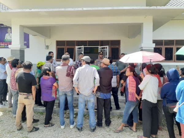 persoalkan_sistem_zonasi_puluhan_warga_geruduk_kantor_cabdis_pendidikan_toba