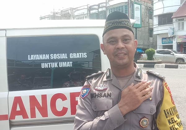 personel_bhabinkamtibmas_polres_labuhanbatu_aiptu_ikhsan_sediakan_ambulance_gratis