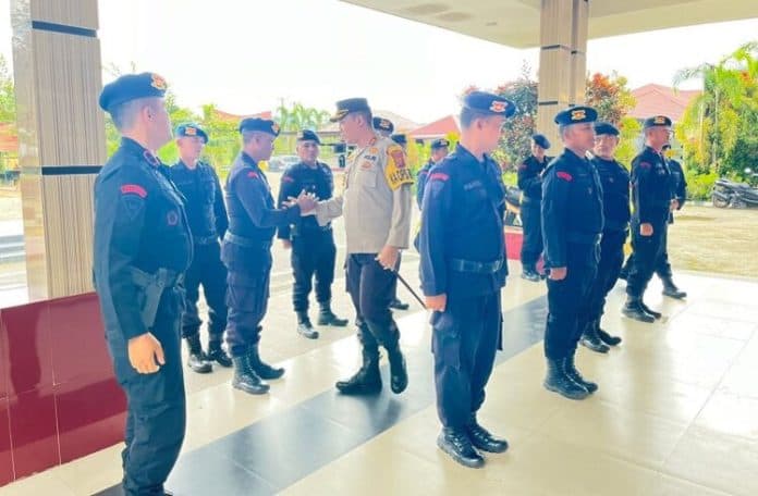personel_bko_brimob_pengamanan_pemilu_2024_tiba_di_tapteng