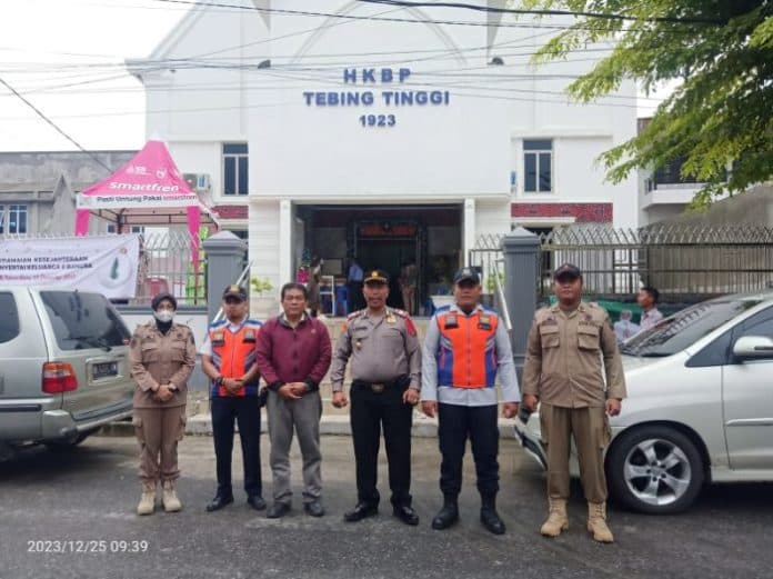 personel_gabungan_kawal_ibadah_natal_2023_di_gereja_hkbp_tebing_tinggi