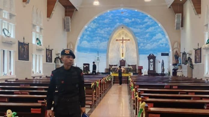 personel_gegana_brimob_polda_sumut_sterilisasi_gereja_katedral_jelang_malam_natal