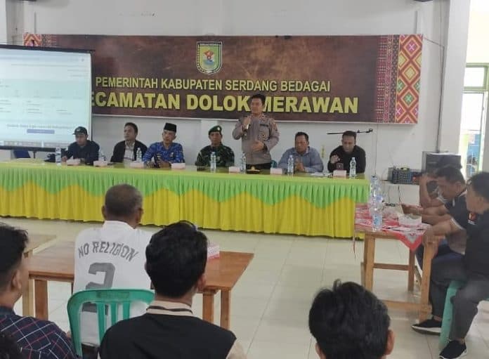 personel_polisi_bersiaga_dalam_rapat_pleno_rekapitulasi_surat_suara_di_dolok_merawan