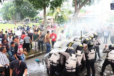 personel_polres_batu_bara_tembakkan_water_cannon_ke_demonstran