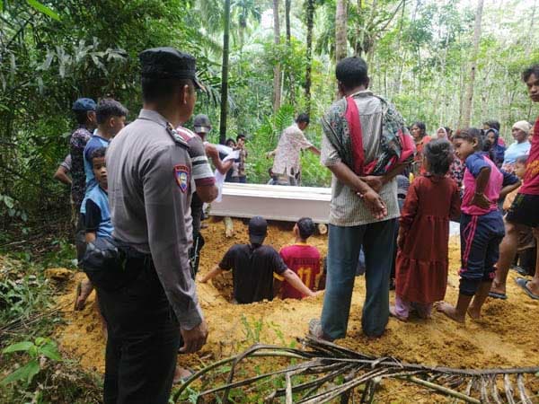 personel_polres_tapteng_bantu_proses_pemakaman_wni_yang_meninggal_di_malaysia