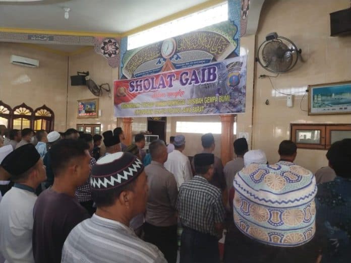 personel_polresta_deli_serdang_gelar_sholat_ghaib_untuk_korban_gempa_cianjur