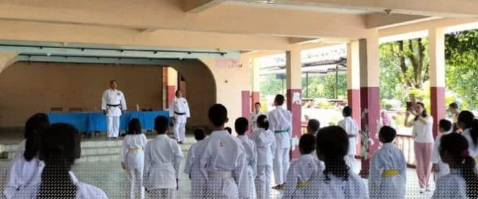 personel_polsek_kampung_rakyat_pimpin_kegiatan_naik_sabuk_karate_inkado_labusel_dan_labuhanbatu