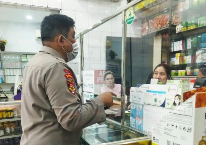 personel_polsek_medan_timur_sambangi_apotek_imbau_larangan_jual_obat_sirup