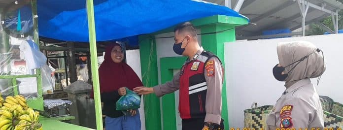 personel_samapta_polresta_deli_serdang_bagikan_bansos