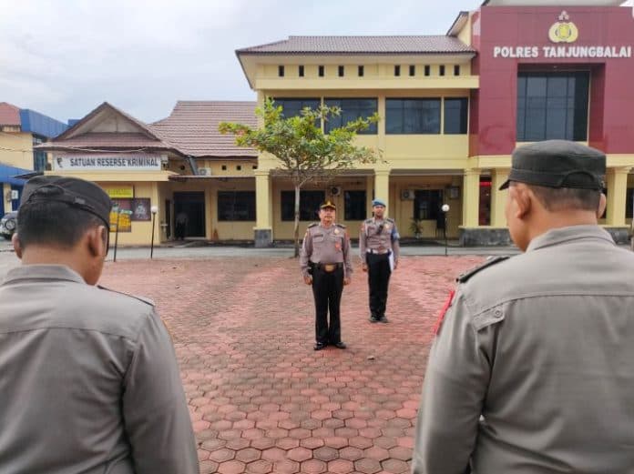 personel_sat_lantas_polres_tanjung_balai_disiagakan_atur_lalu_lintas_saat_ibadah_minggu
