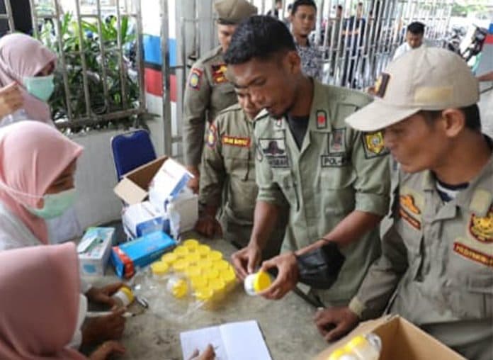 personel_sat_pol_pp_dan_damkar_labusel_jalani_tes_urine