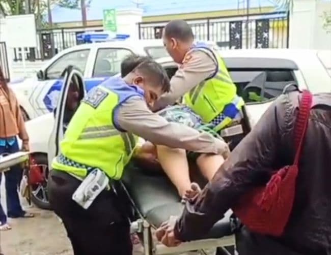 personel_satlantas_polres_batu_bara_evakuasi_ibu_yang_melahirkan_dalam_mobil