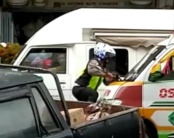 personel_satlantas_polres_siantar_dimaki_wanita_kurang_waras_dan_nyaris_ditabrak_angkot_ini_videonya