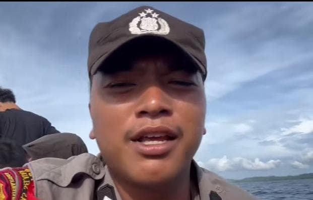 personel_terombang_ambing_di_laut_saat_jemput_kotak_surat_suara