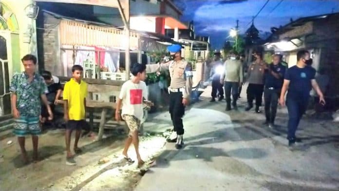 personil_polres_batu_bara_bubarkan_aksi_asmara_subuh