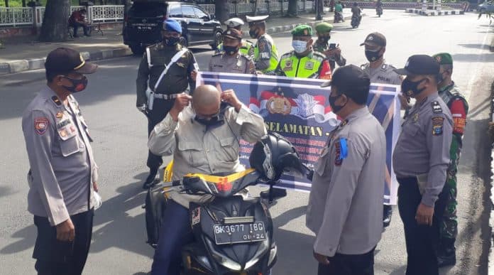 personil_polres_siantar_bersama_tni_dan_pm_cegat_pengendara_di_depan_kantor_dprd