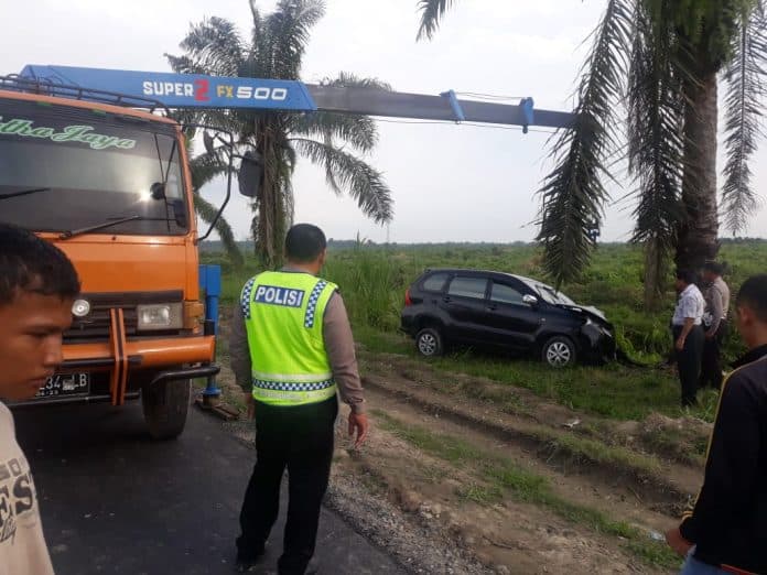 pertahankan_mobil_pensiunan_polri_ditusuk_warga_batubara
