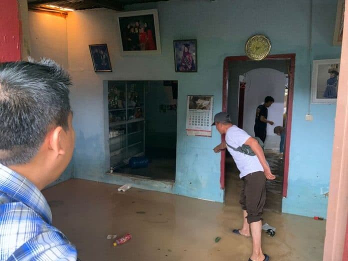 pertama_kali_kena_banjir_warga_pulo_brayan_bengkel_mulai_bersih_bersih