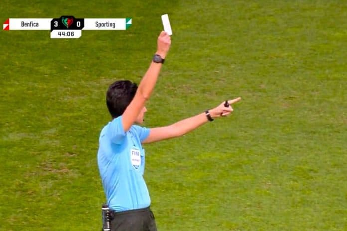 pertama_kali_wasit_acungkan_kartu_putih_di_laga_sepak_bola_kompetitif
