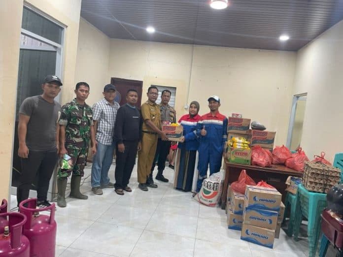 pertamina_beri_bantuan_sembako_kepada_korban_kebakaran_akibat_illegal_tapping
