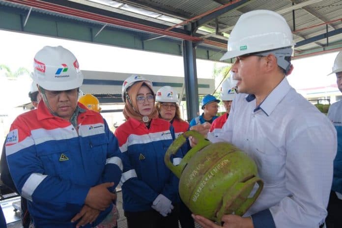 pertamina_dan_pemprov_sumut_sidak_spbe_uji_berat_tabung_lpg_3_kg