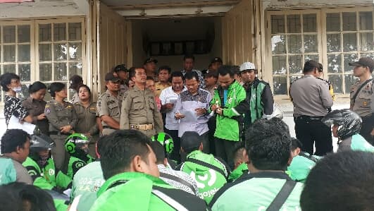 pertanyakan_hasil_rdp_driver_ojol_demo_ke_kantor_dprd_siantar