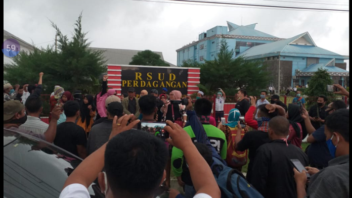 pertanyakan_pasien_sebulan_diisolasi_ratusan_warga_unjuk_rasa_di_rsu_perdagangan