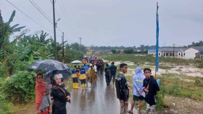 perumahan_puri_pelajar_indah_banjir_muspika_patumbak_dan_lsm_bantu_warga
