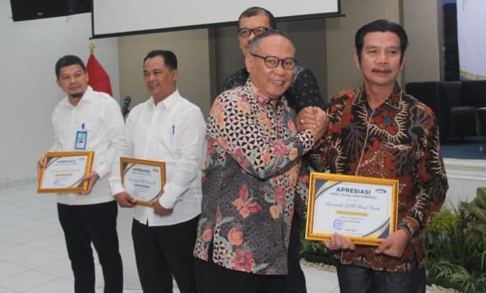 perumda_mual_nauli_tapteng_raih_penghargaan_bumd_terbaik_kinerja_sehat