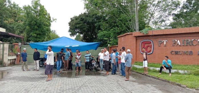pesangon_tak_dibayar_karyawan_blokade_pintu_gerbang_pt_fbl