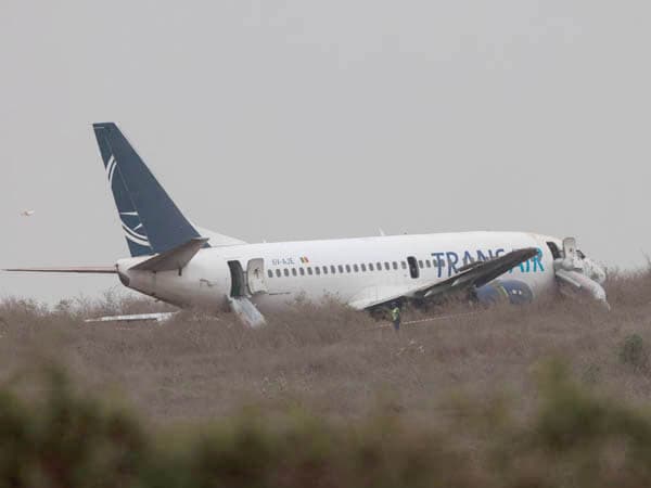 pesawat_boeing_737_300_tergelincir_di_landasan_saat_akan_take_off_di_dakar