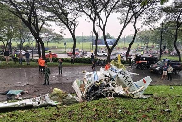 pesawat_jatuh_di_bsd_city_serpong_3_orang_tewas
