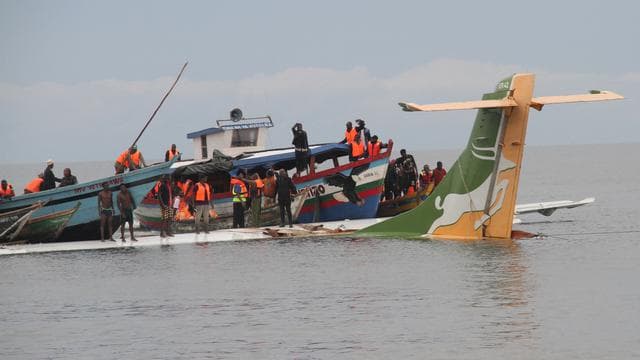 pesawat_komersil_jatuh_ke_danau_di_tanzania_19_orang_tewas