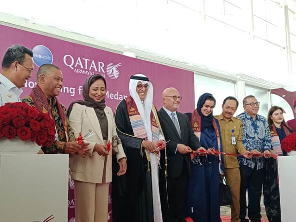 pesawat_perdana_qatar_airways_doha_kualanamu_disambut_meriah