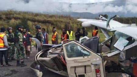 pesawat_perintis_jatuh_di_bandara_ilaga_papua_pilot_tewas