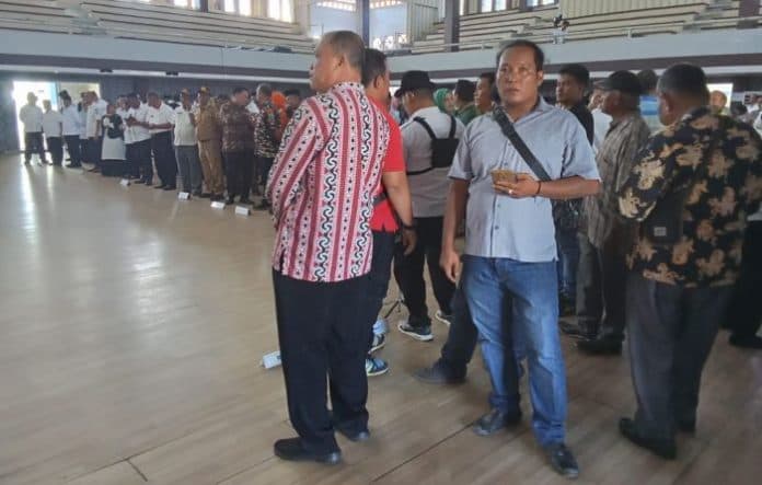 pesawat_yang_ditumpangi_pj_bupati_rusak_pelantikan_sekda_tapteng_molor