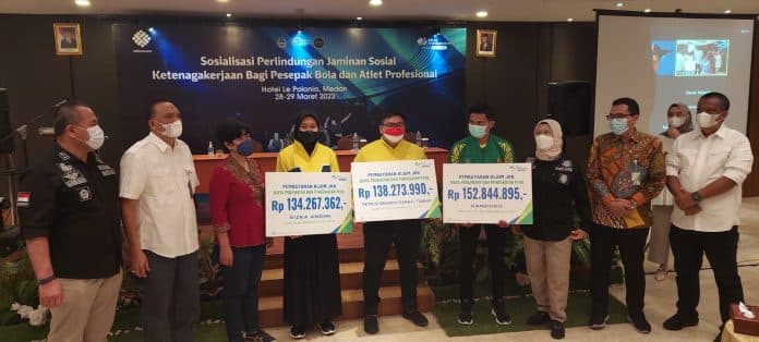 pesepakbola_dan_atlet_profesional_akan_peroleh_jaminan_sosial