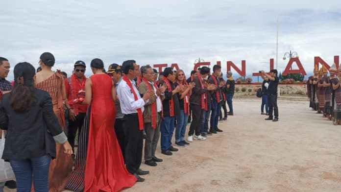 peserta_ekspedisi_geopark_kaldera_toba_smsi_nikmati_pesona_alam_huta_ginjang