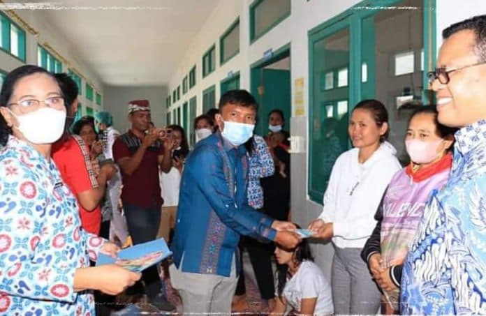 peserta_medis_operasi_wanita_rsud_porsea_dapat_tali_asih
