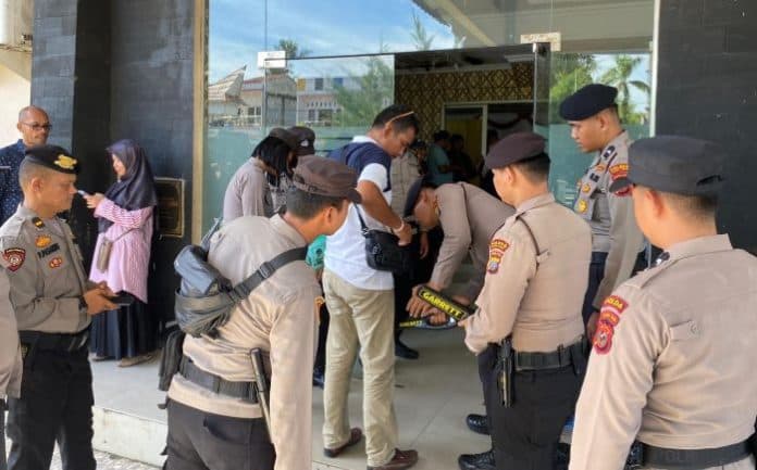 peserta_rapat_pleno_rekapitulasi_pilkada_tapteng_diperiksa_dengan_metal_detektor