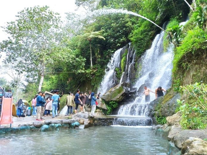 pesona_air_terjun_bah_biak_melangkah_di_antara_100_anak_tangga