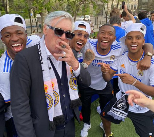 pesta_juara_liga_spanyol_ala_carlo_ancelotti_kacamata_hitam_dan_cerutu