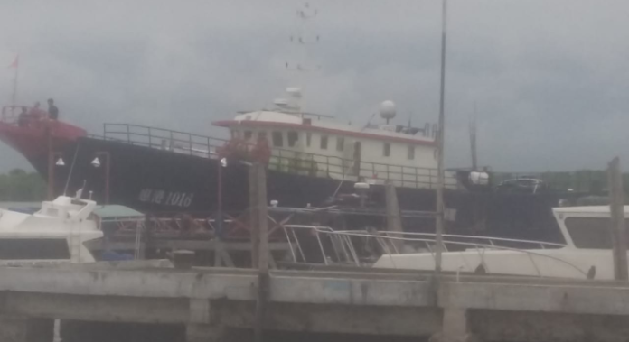 petugas_bc_belawan_tangkap_kapal_berbendera_asing